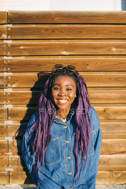 Femme africaine souriante — Photo de stock