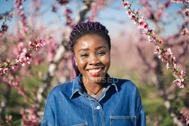 Mujer africana sonriente - foto de stock