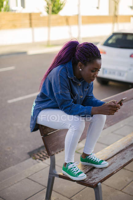 Afrikanerin mit Smartphone — Stockfoto