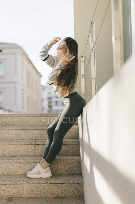 Mujer joven en entrenamiento de ropa deportiva en la calle - foto de stock