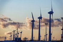 Silhuetas de turbinas eólicas na Alemanha — Fotografia de Stock