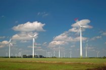 Fazenda de turbinas eólicas na Alemanha — Fotografia de Stock