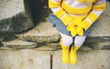 Menina segurando flor narciso — Fotografia de Stock