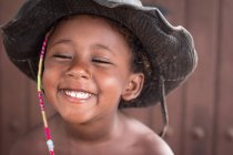 Маленькая девочка, улыбающаяся перед камерой — стоковое фото