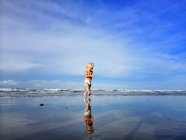 Bambino ragazzo a piedi sulla spiaggia — Foto stock