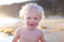 Усміхнений маленький хлопчик на пляжі — стокове фото