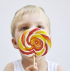 Kleiner Junge mit Lollypop — Stockfoto
