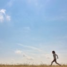 Дівчина біжить у траві — стокове фото