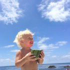 Хлопчик Тоддлер тримає шматок кавуна — стокове фото