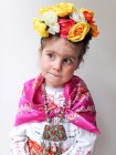Schönes kleines Mädchen im Blumenkranz — Stockfoto