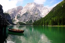 Paesaggio con barca ancorata sul lago — Foto stock