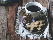 Coffee and gingerbread men — Stock Photo