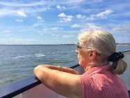 Femme sur le bateau regardant vers la mer — Photo de stock
