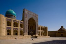 Templo Mir-i-Arab Madrassa en Uzbekistán - foto de stock
