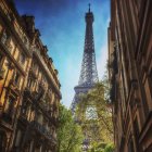 Torre Eiffel entre moradias — Fotografia de Stock