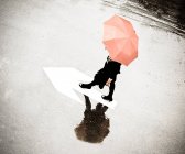 Mädchen läuft unter Regenschirm — Stockfoto