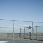 Вид зовнішнього баскетбольного майданчика в пустелі — стокове фото