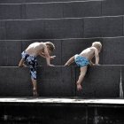 Meninos subindo em passos — Fotografia de Stock