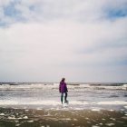 Девушка стоит на пляже — стоковое фото