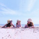 Девочки, лежащие на пляже — стоковое фото