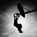 Garçon marquant slam dunk — Photo de stock