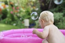 Тодлер у бассейна с пузырями в воздухе — стоковое фото