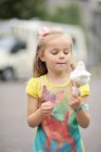 Chica comiendo helado - foto de stock