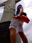 Человек, стоящий возле статуи в Рио-де-Жанейро — стоковое фото