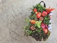 Cesta de verduras saludables - foto de stock