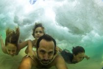 Père nageant avec les enfants — Photo de stock