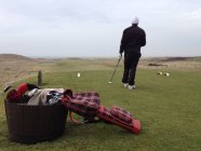 Людина грати в гольф — стокове фото