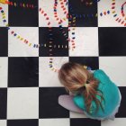 Mädchen stellt Reihen von Dominosteinen auf — Stockfoto