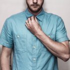Homem abotoando camisa — Fotografia de Stock