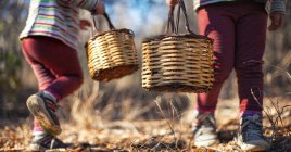 Two girls carrying baskets — Stock Photo