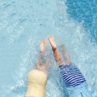 Bambini in piscina — Foto stock