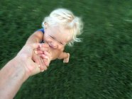 Kleinkind hält männliche Elternhand — Stockfoto