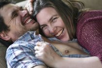 Paar lacht und kuschelt sich — Stockfoto