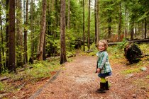 Ragazza a piedi nella foresta — Foto stock