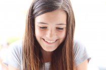 Porträt eines lächelnden glücklichen Mädchens — Stockfoto