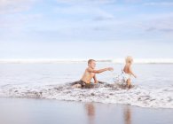 Brothers playing on beach — Stock Photo