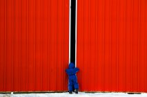 Niño mirando a través de la brecha en puertas - foto de stock