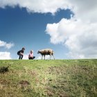 Zwei kleine Kinder mit Schafen — Stockfoto