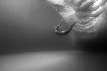 Donna che nuota sott'acqua — Foto stock