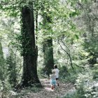 Due ragazzi che camminano nel bosco — Foto stock