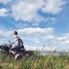 Двоє хлопчиків катаються на велосипеді біля моря — стокове фото