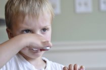 Niño comiendo helado - foto de stock