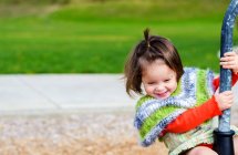 Усміхнена дівчина на дитячому майданчику — стокове фото