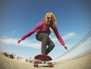 Jeune femme skateboard — Photo de stock