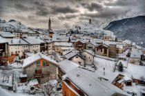 Villaggio di Ardez in inverno — Foto stock
