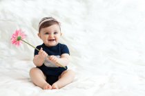 Маленька дівчинка грає з квіткою — стокове фото